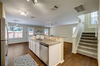 Building Photo - 117 N Villa Oaks Dr