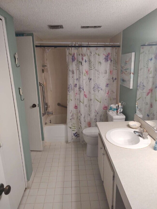 Building Photo - "$200 move in special! Charming 1-Bedroom Condo in a 55+ Community."