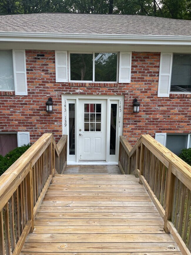 Foto del edificio - Charming 2 bedroom condo off of Jamestown ...