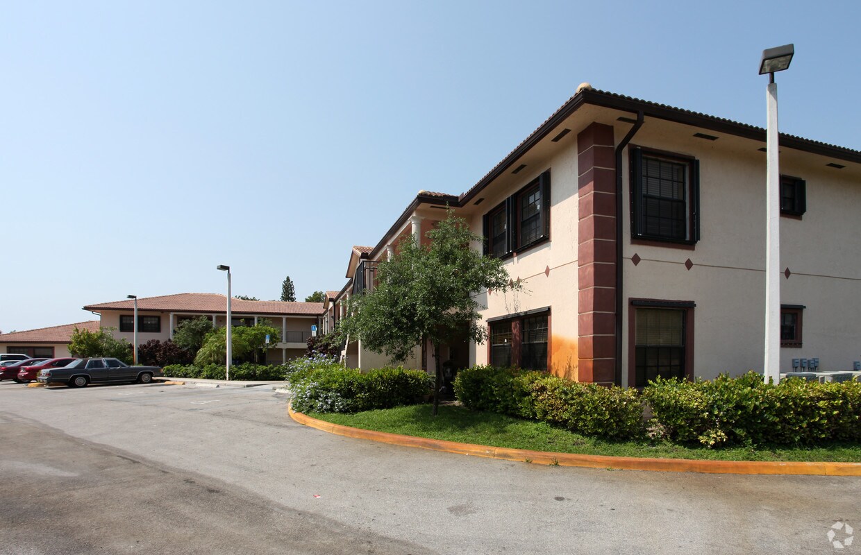 Building Photo - 680 SW 10th Dr
