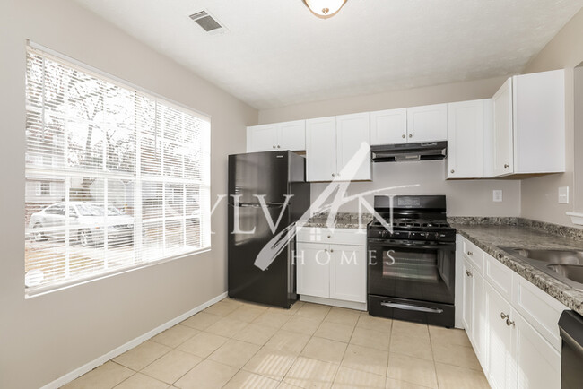 Building Photo - Welcome home to this charming 3 bedroom, 2...