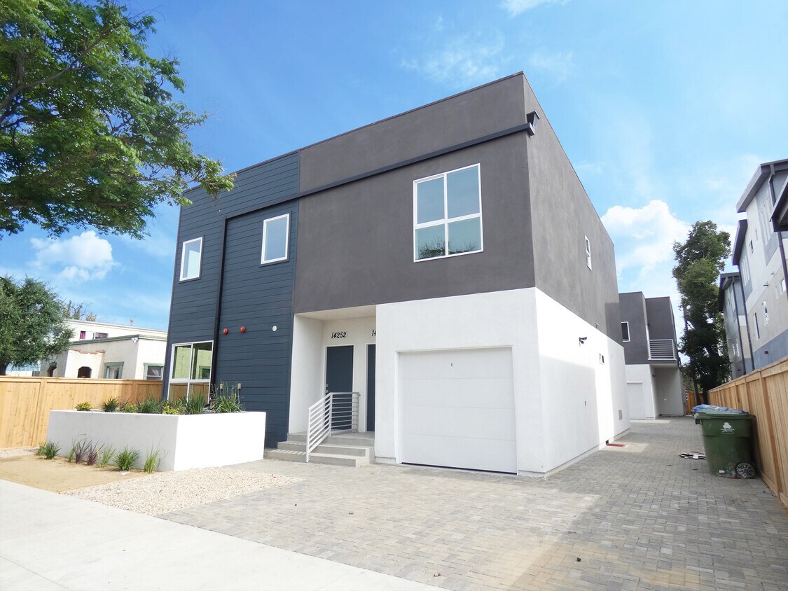 Primary Photo - 14254 Erwin St