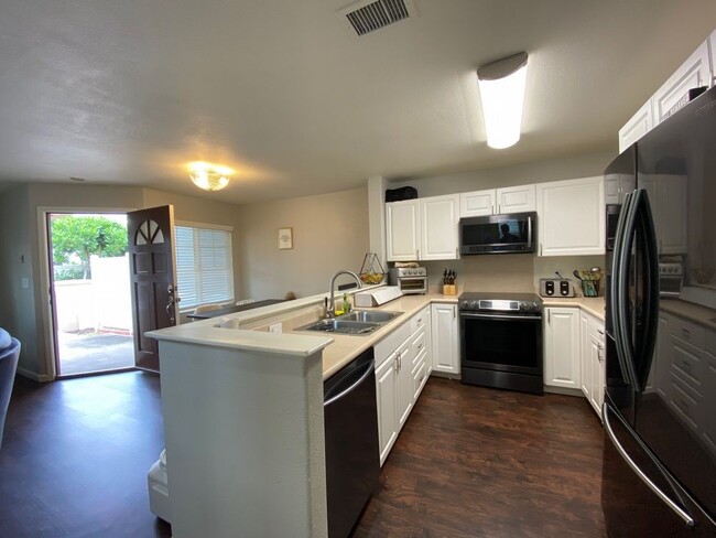 Building Photo - LEASING SPECIAL Great 3 bd/2.5 ba Townhome