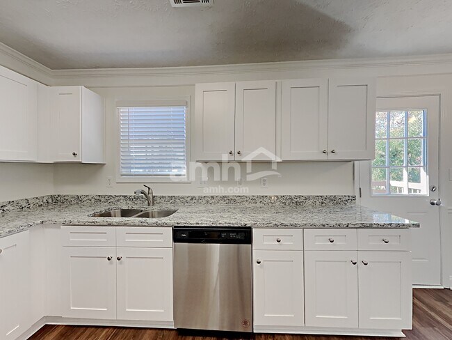Building Photo - 1772 N Oak Dr
