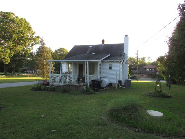 Building Photo - 1540-1542 N Main St