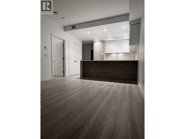 Building Photo - 680 Quayside Dr