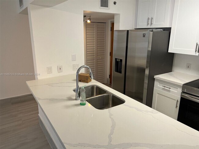 Building Photo - 1200 Brickell Bay Dr