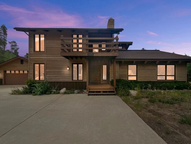 Building Photo - 3 bedroom plus loft! Furnished property Fr...