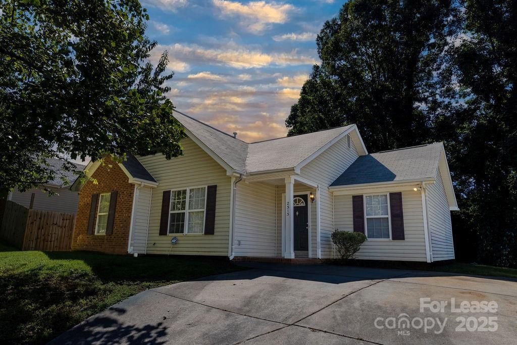 Foto principal - 2513 Hemby Woods Dr