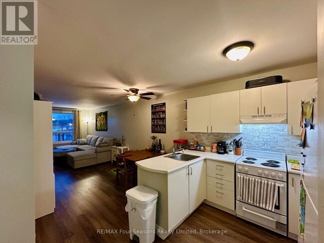 Building Photo - 206 Perry St