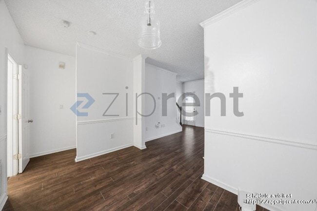 Building Photo - 584 Windsor St SW