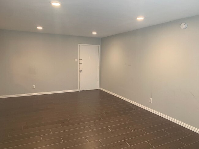 Building Photo - Modern 2 Bedroom, 2 Bathroom Condo in the Heart of Vibrant Oaklawn!