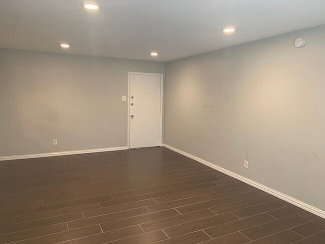 Foto del edificio - Modern 2 Bedroom, 2 Bathroom Condo in the Heart of Vibrant Oaklawn!
