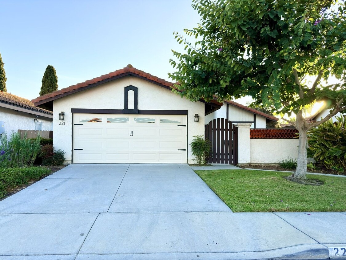 Primary Photo - Single Level in Murray Mission!