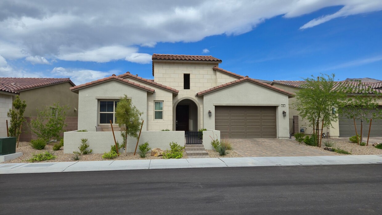 Primary Photo - 323 Robledo St