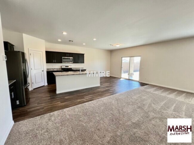 Building Photo - Beautiful 2-story home with 5 bedrooms plu...