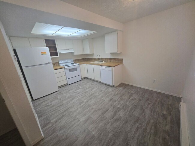 Building Photo - 2 Bed - 1 Bath Unit with Covered Parking