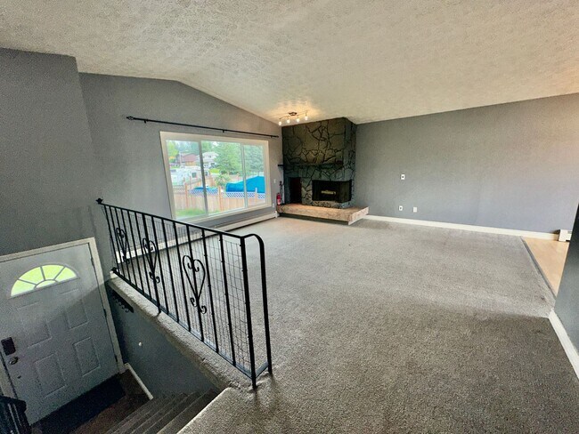 Building Photo - HUGE BACKYARD, 4 BED 2 BATH, HEATED GARAGE HOME!