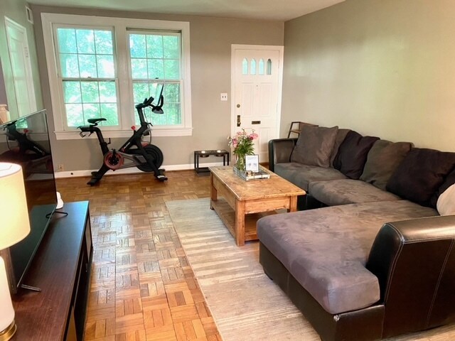 Large LR has hardwood floors & custom paint - 1500 S Barton St
