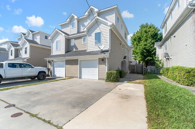 Building Photo - Luxury rental in prime location of Chesape...