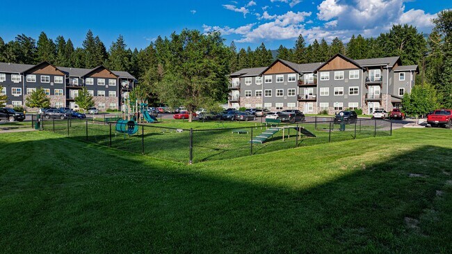 Un amplio parque para perros con equipo de agilidad. - The Highline Apartments