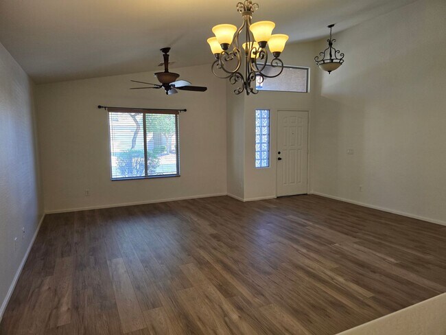 Foto del edificio - Updated Beauty in Sara Ann Ranch in Surprise