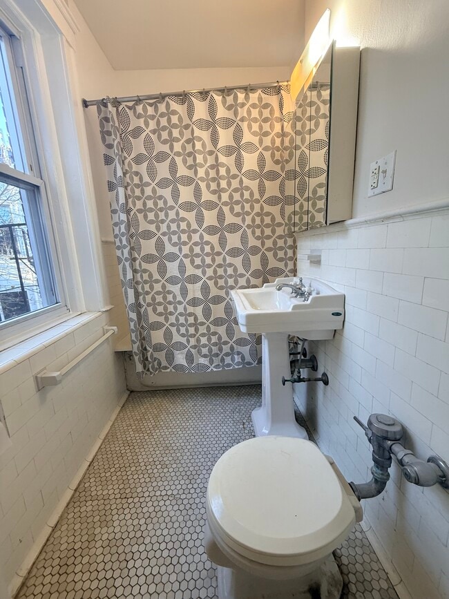 Building Photo - 11 Gray St