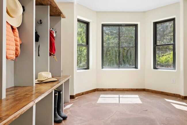 Foto del edificio - 205 Loop Dr