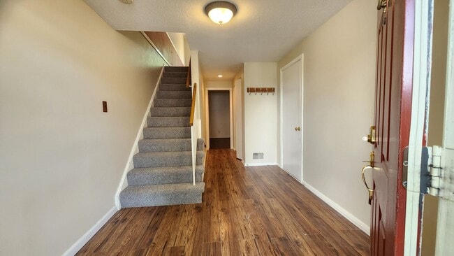 Building Photo - Townhome with Garage in Alexandria