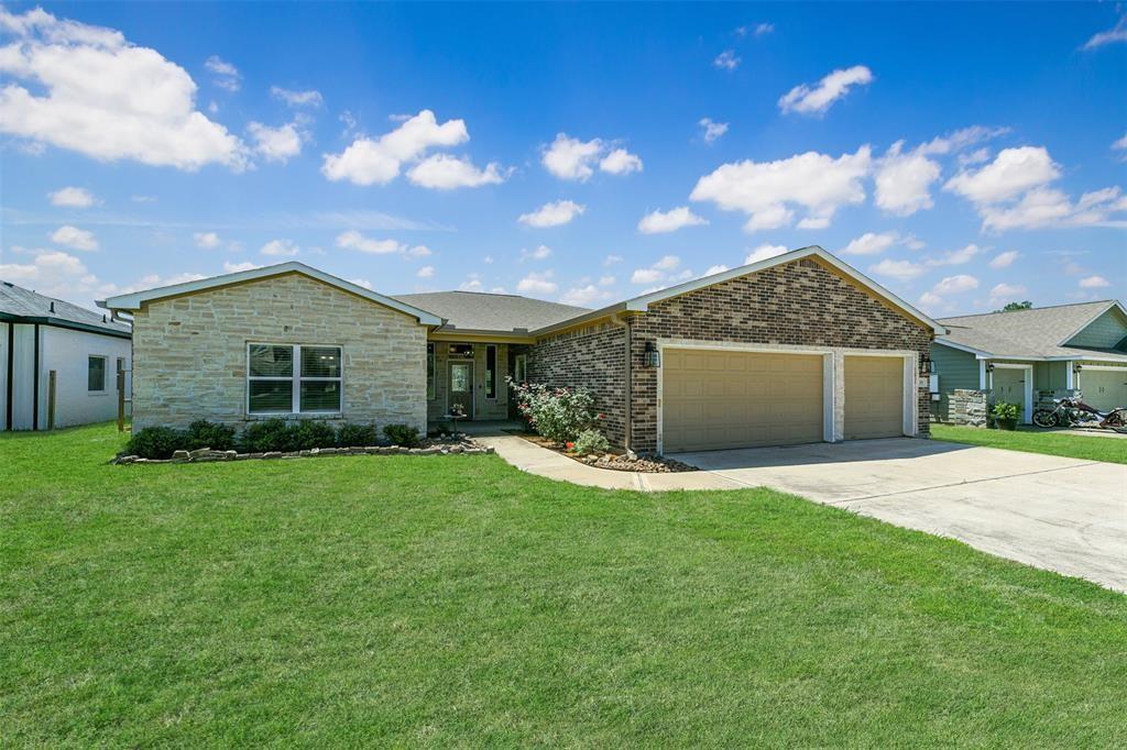 Primary Photo - 215 Mossy Meadow Dr