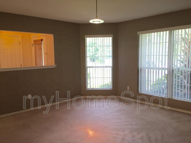 Foto del edificio - 6805 Cedar Lake Dr