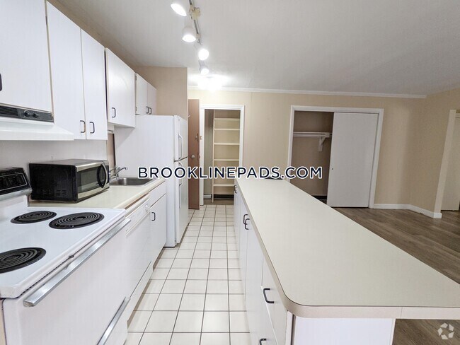 Building Photo - 123 Sewall Ave