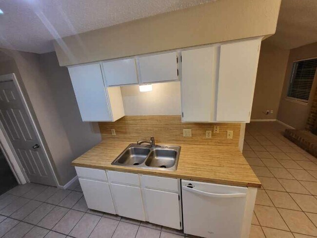 Foto del edificio - 6702 Deatonhill Dr