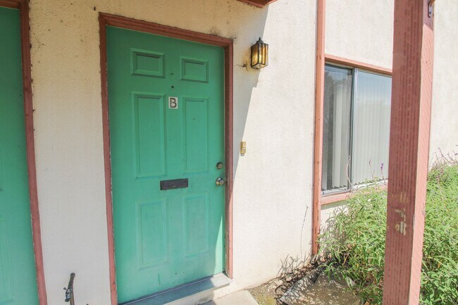 Foto del edificio - 2 Bedroom Townhouse Style Apartment with Private Fenced Patio