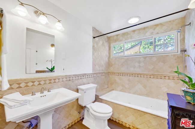 Building Photo - 8838 Rosewood Ave