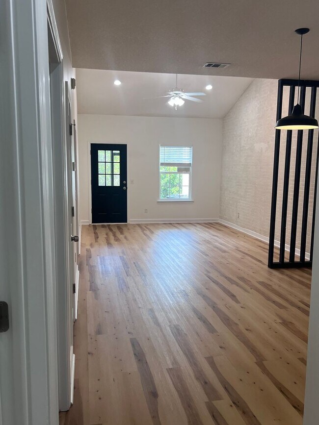 Building Photo - Newly renovated 2 bedroom, 2 bathroom townhome coming soon!