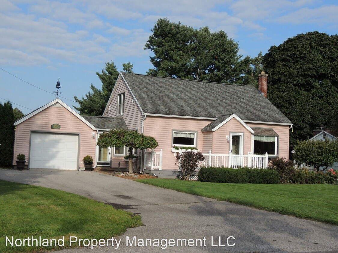2 br, 2 bath House 12910 Regal Street House Rental in Traverse City