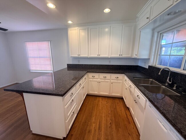 Building Photo - Adorable 2-bedroom home available for rent in Lakewood Mutuals!
