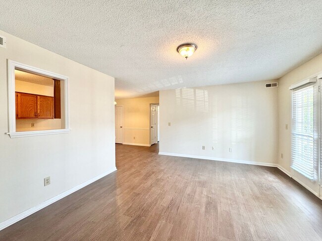 Foto del edificio - 7123-D W Friendly Ave
