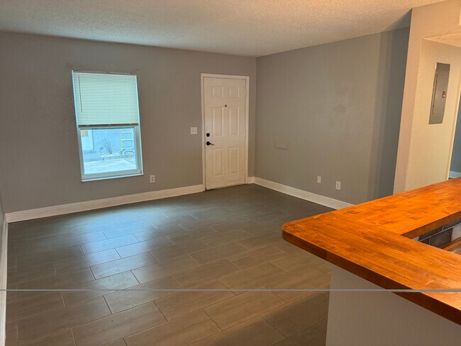 Foto del edificio - 7917 Lakeshore Dr