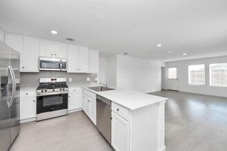 Building Photo - 833 Vlg Brk Dr