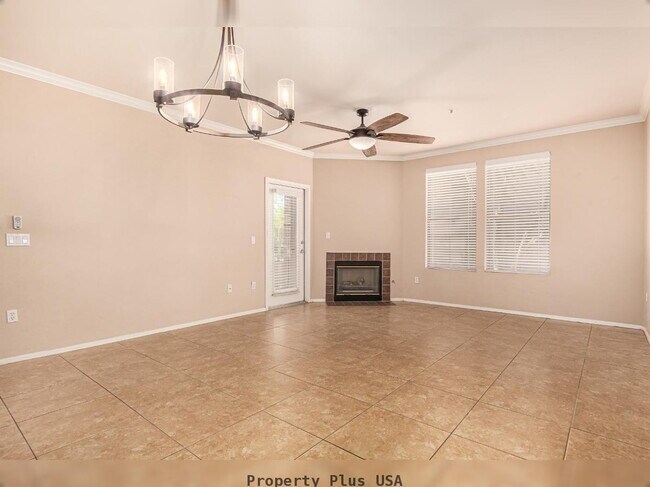 Foto del edificio - "Unique 3-Bed, 2-Bath Condo with 2 car attached garage located in Prime Scottsdale Location!"