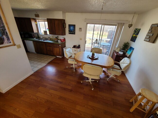 Building Photo - 2823/25 Shan Dr. Duplex
