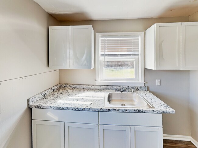 Foto del edificio - 2607 N Layman Ave