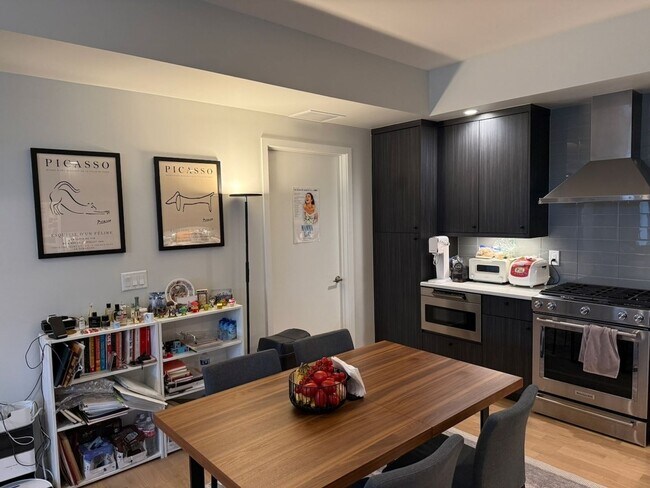 Building Photo - 2718 Pine St