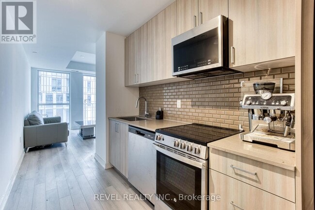 Building Photo - 1005 Dundas St E