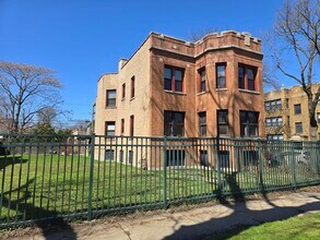 Building Photo - 2437 W North Shore Ave
