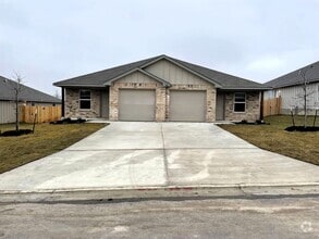 Building Photo - 708 B Kimble Dr