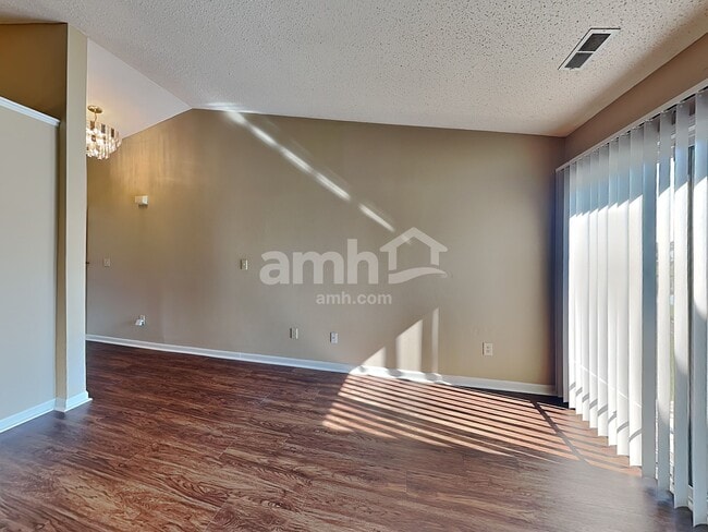 Foto del edificio - 15260 Fawn Meadow Dr