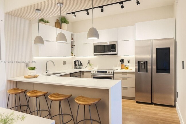 Foto del edificio - 711 Crandon Blvd